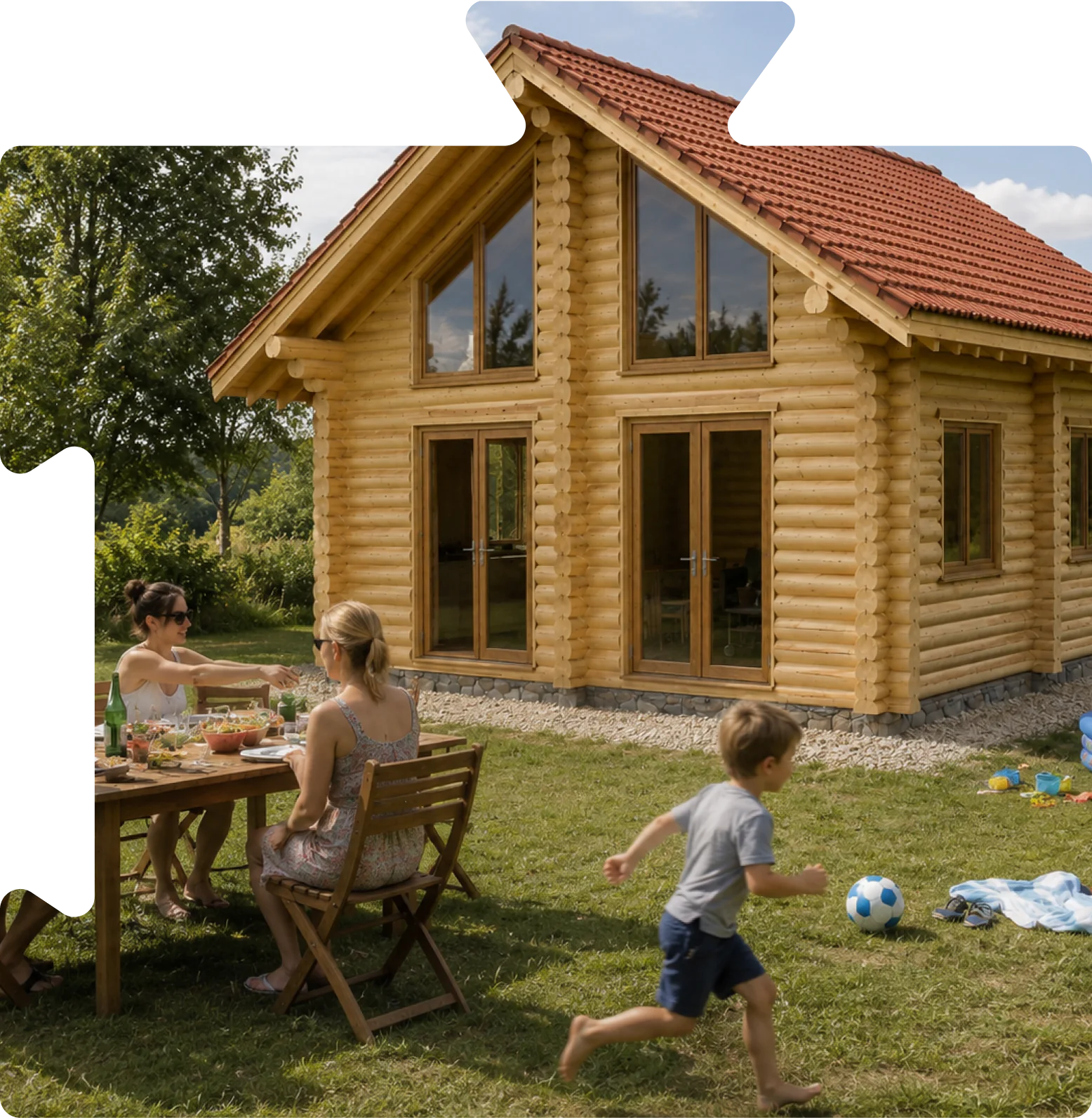Familie construind amintiri lângă cabana WoodLock